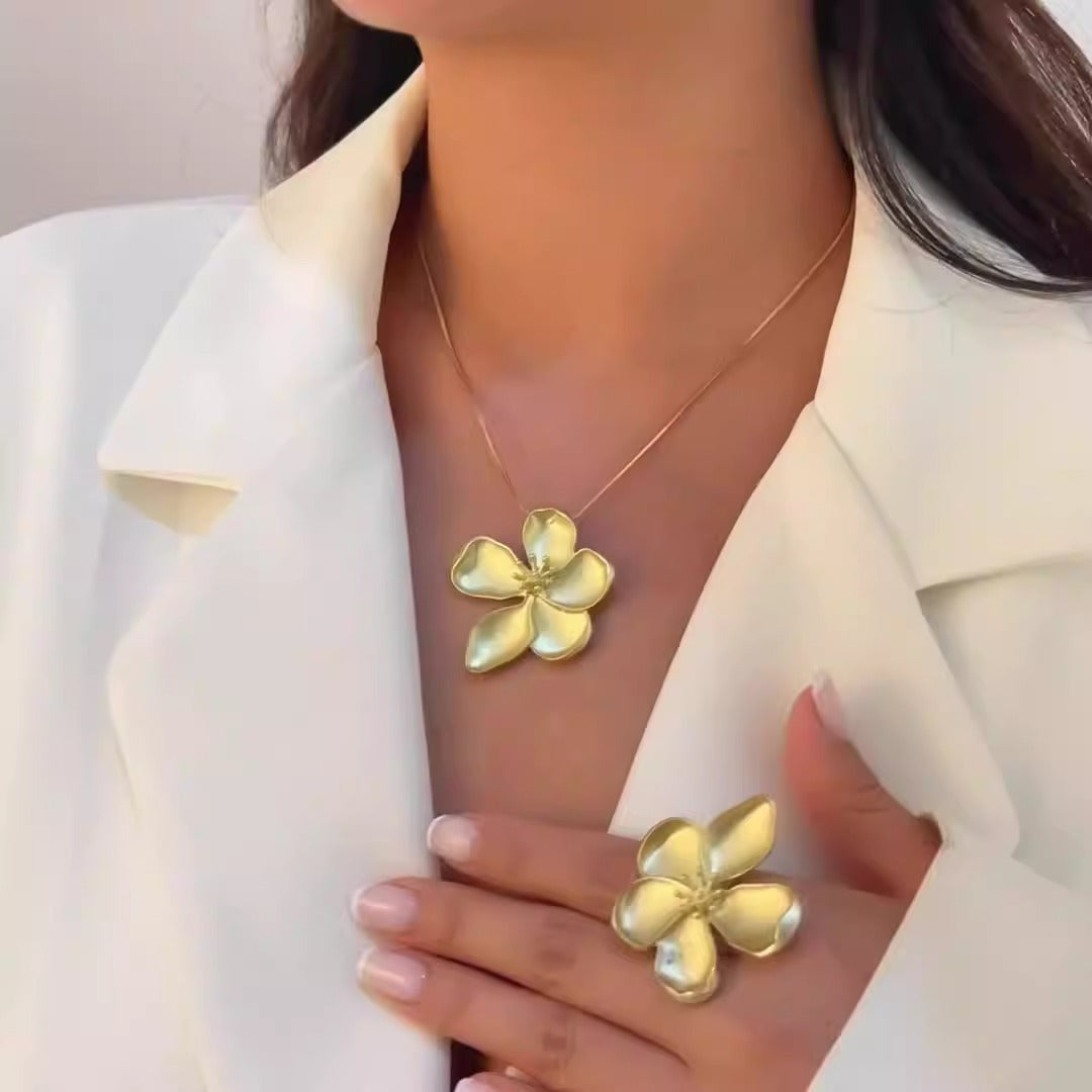 Cross-border jewelry in style metal, flower necklace feminine five leaf flower earrings