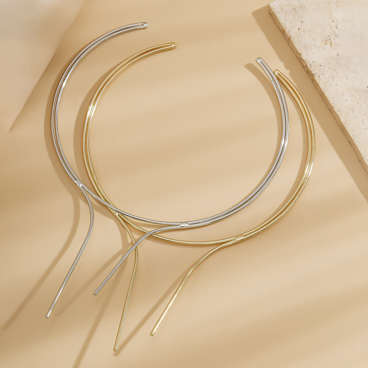 Smooth plain circle double-layer V-shaped choker
