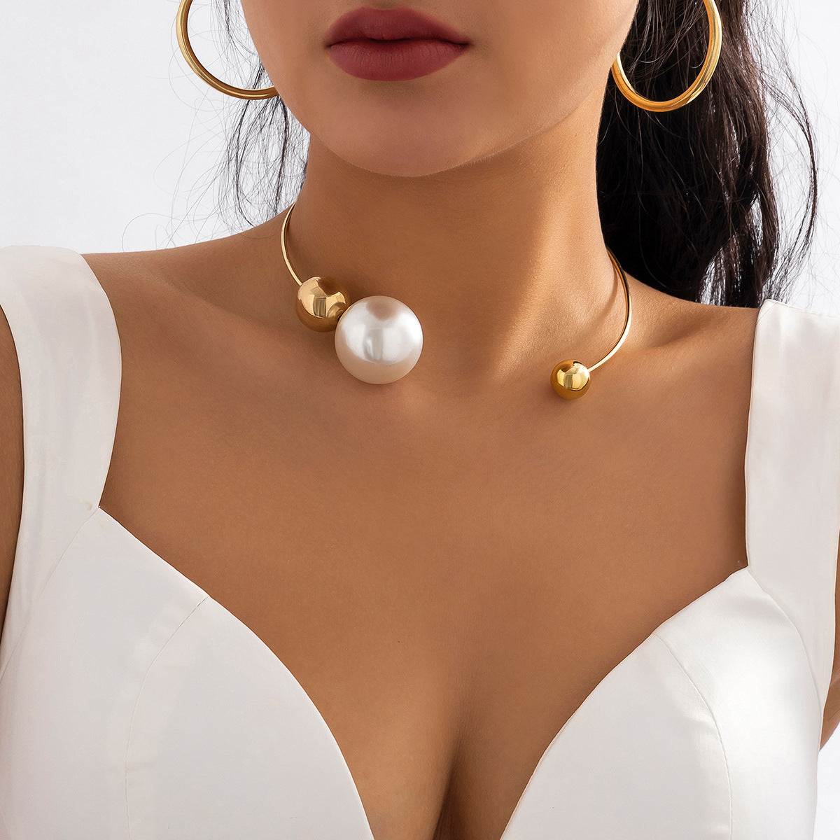 Metal circular collar necklace with simple asymmetrical imitation pearl round bead necklace for women