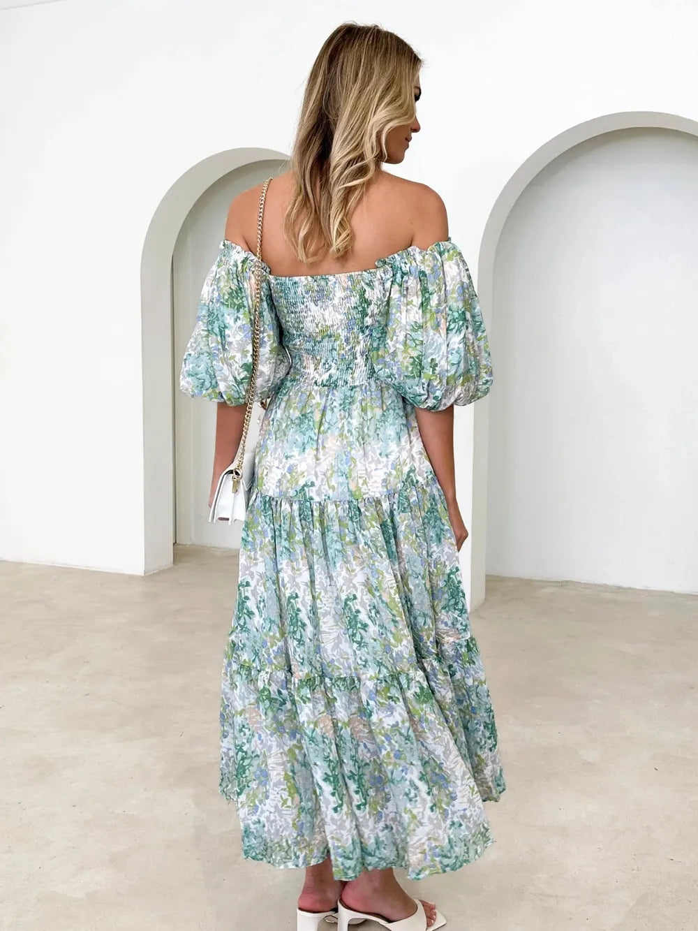 Off-shoulderklänning med smock