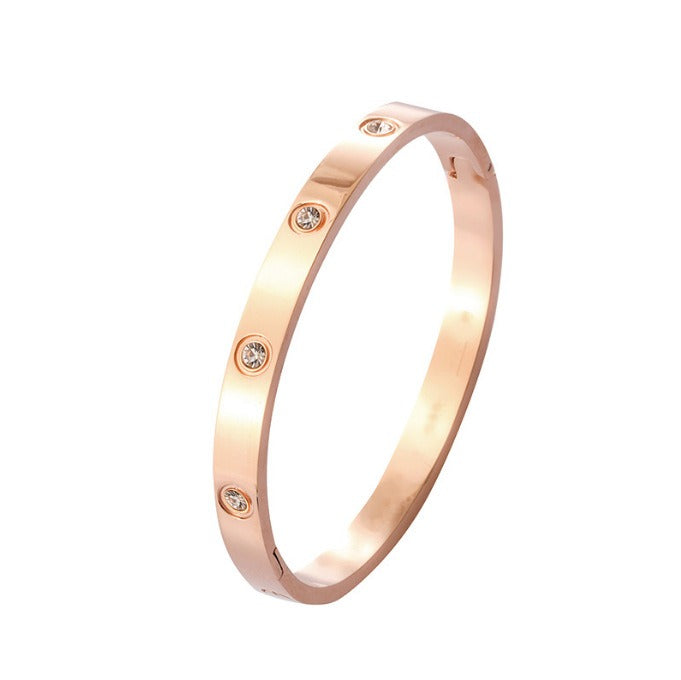 Bracelet with versatile fashion accessories