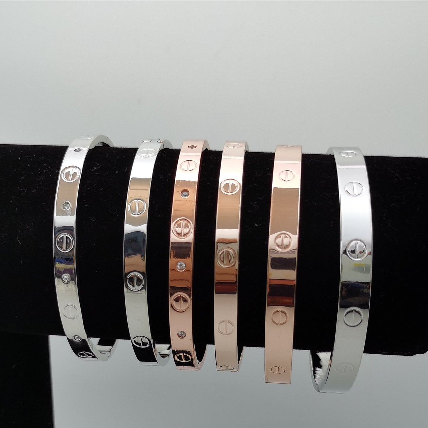 Bracelet with versatile fashion accessories