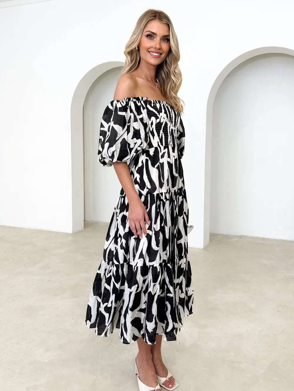 Off-shoulderklänning med smock