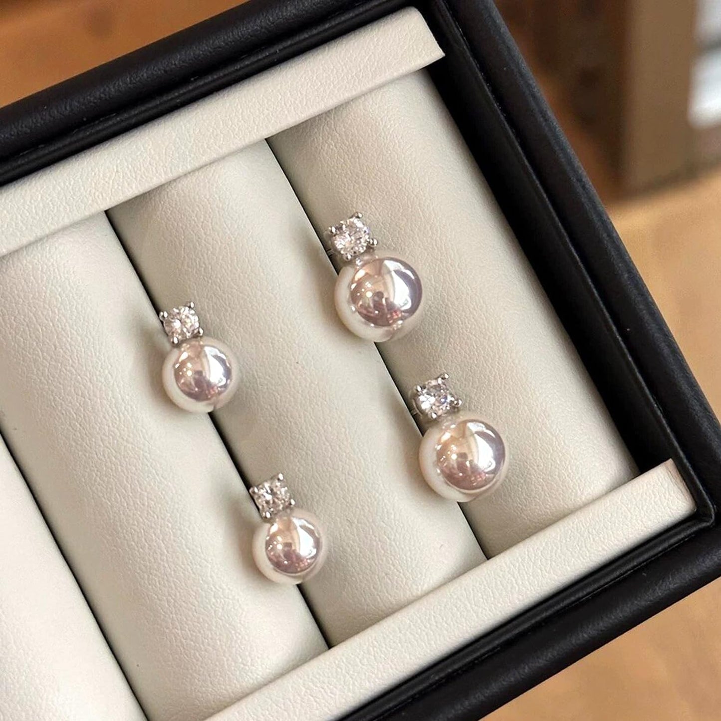 Örhängen med pärlmoissanit, laboratorieodlade diamanter, 925 sterling silver belagt med 18K vitguld, sötvattenspärlor, dampresent.