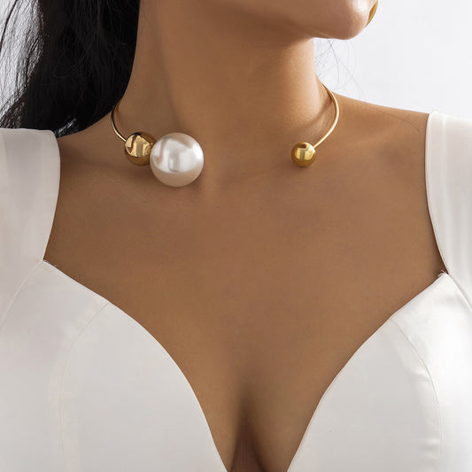 Metal circular collar necklace with simple asymmetrical imitation pearl round bead necklace for women
