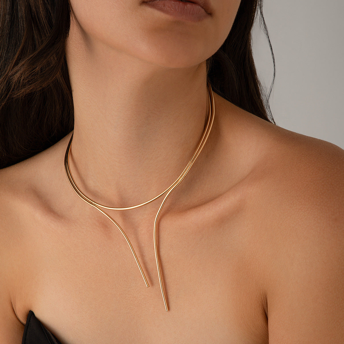 Smooth plain circle double-layer V-shaped choker