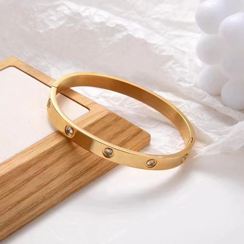 Bracelet with versatile fashion accessories