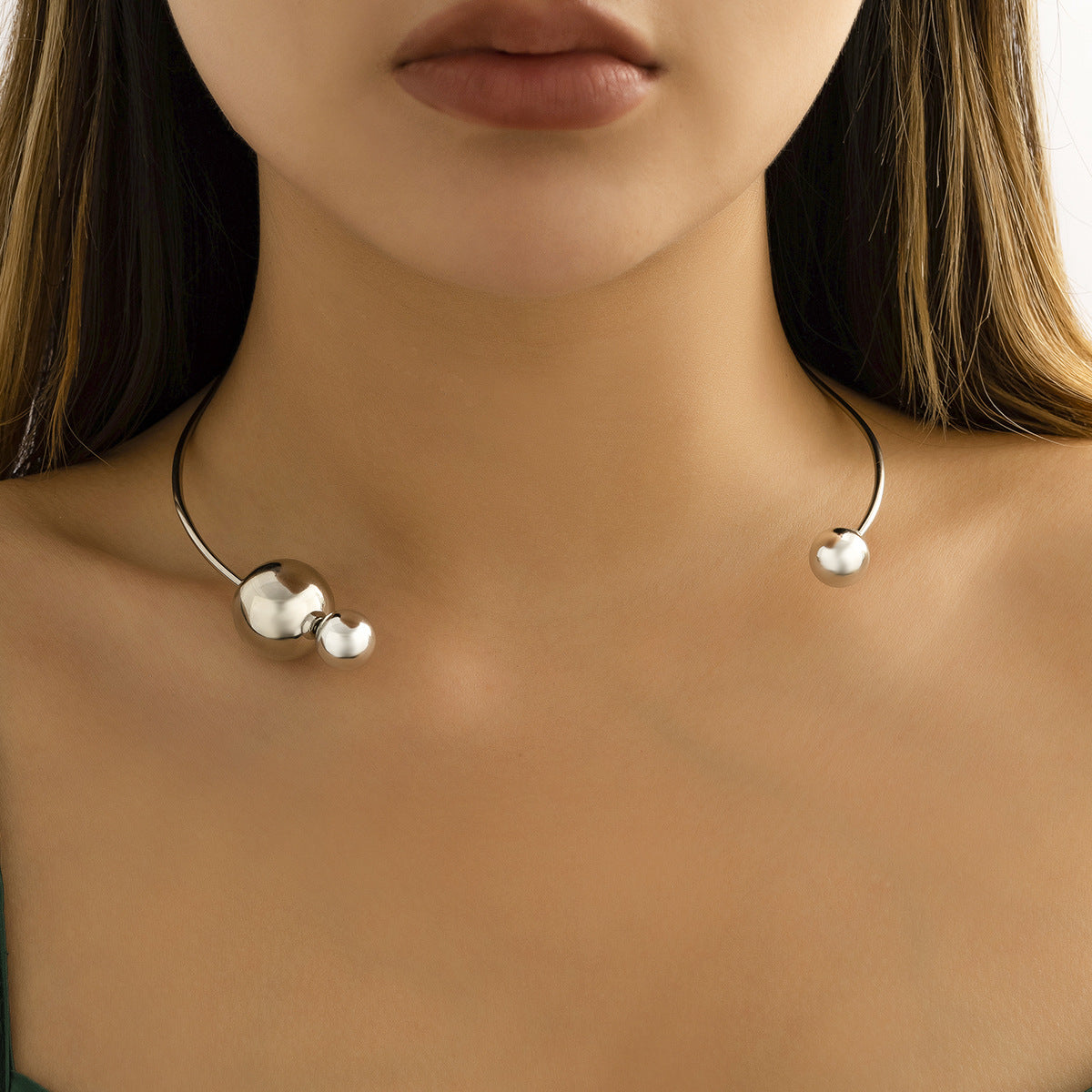 Metal circular collar necklace with simple asymmetrical imitation pearl round bead necklace for women