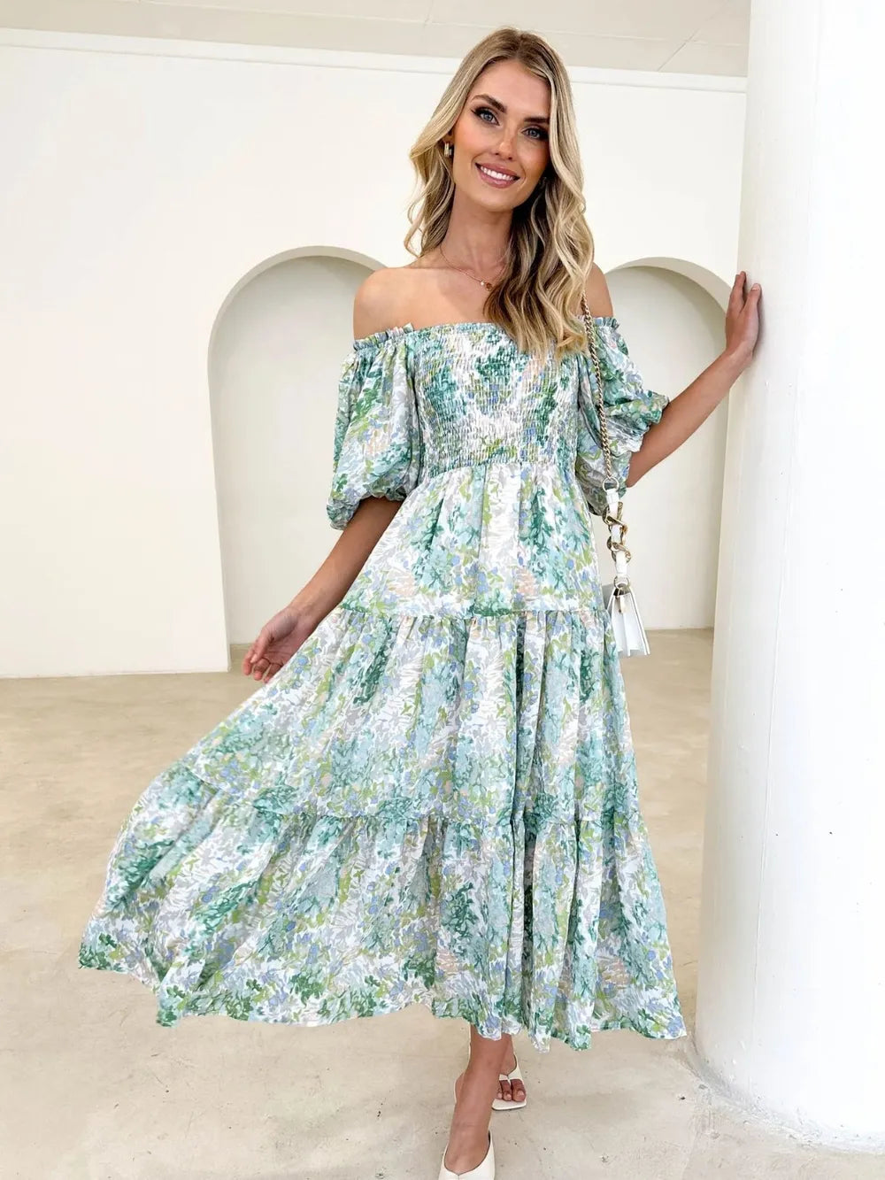Off-shoulderklänning med smock