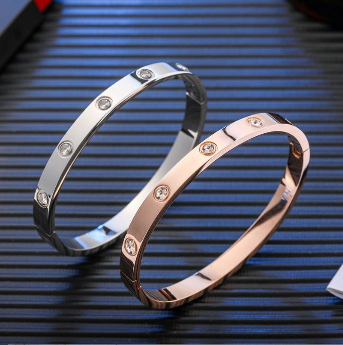 Bracelet with versatile fashion accessories